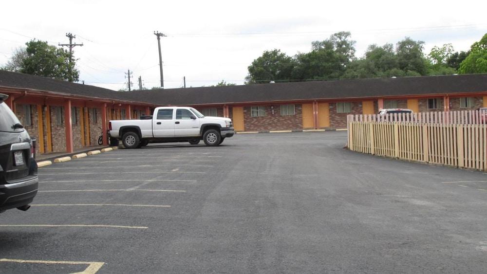 Sportsman Motel photo 8