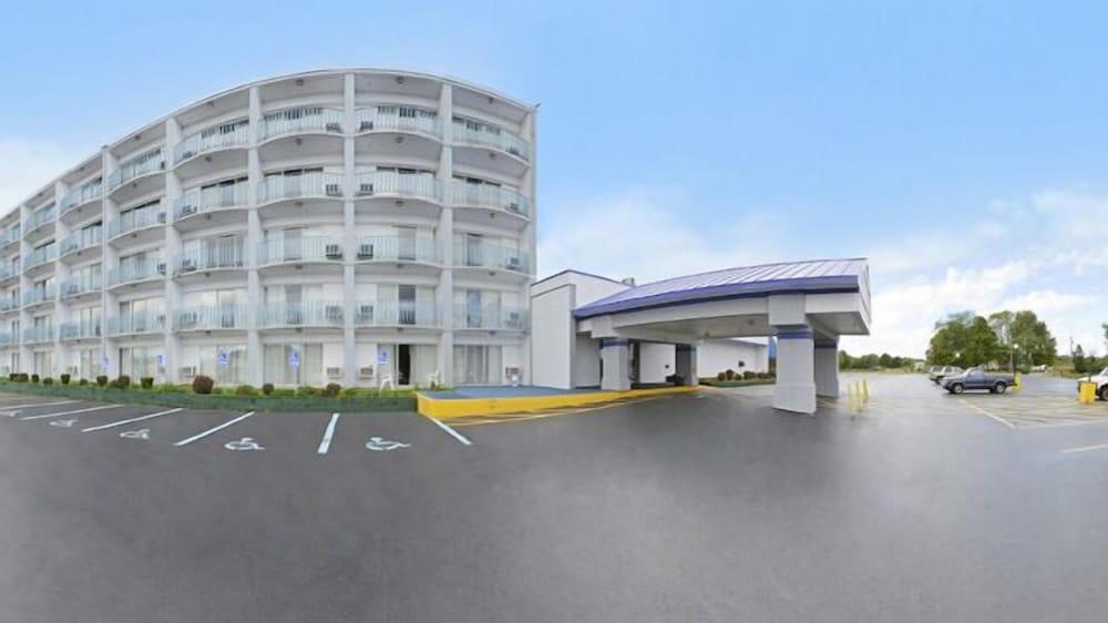 Howard Johnson by Wyndham Benton Harbor/St. Joseph photo 12
