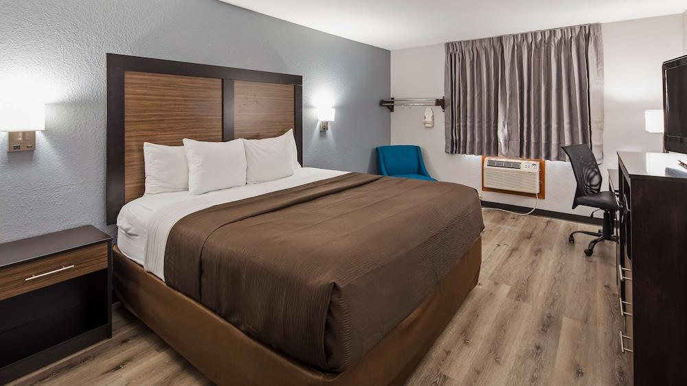 Ramada by Wyndham Cedar Rapids South photo 12