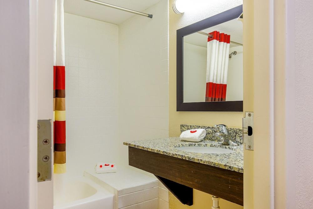 Americas Best Value Inn Moline photo 11