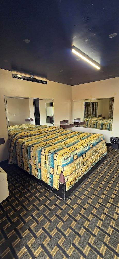 Royal Budget Inn photo 35