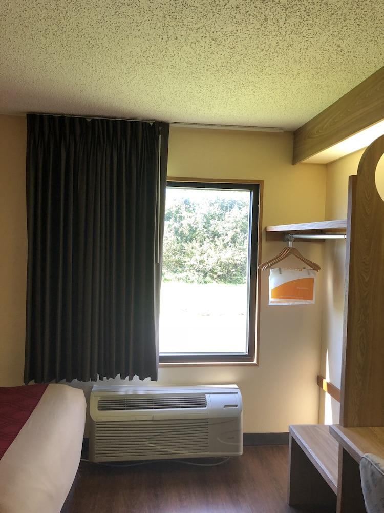 Econo Lodge London North photo 8