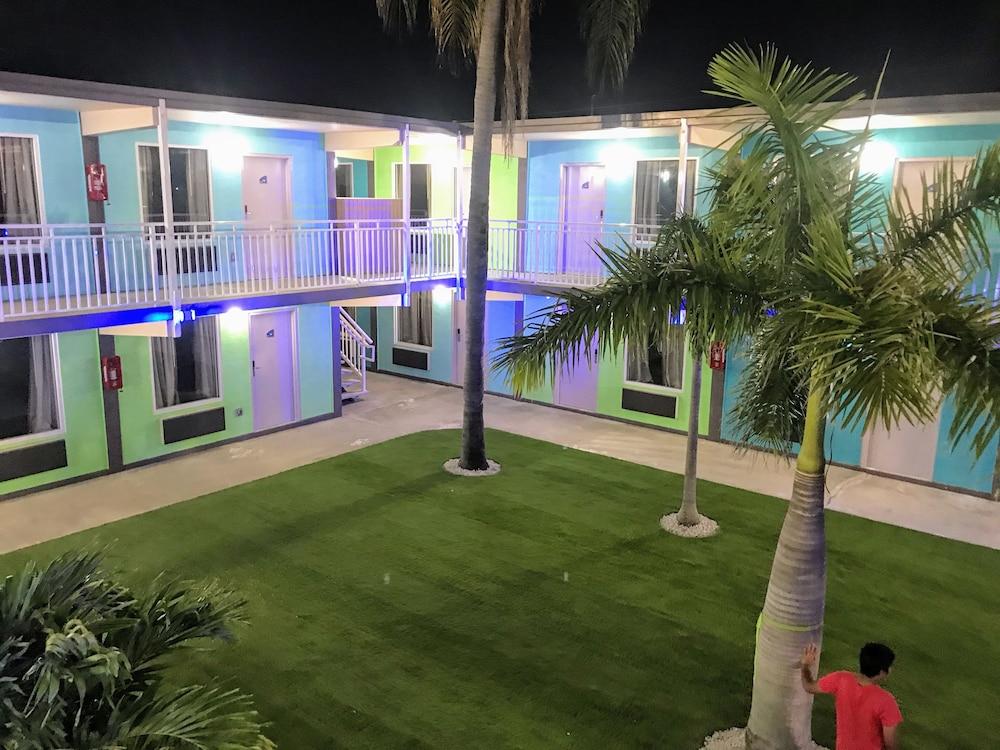 Tropical Inn & Suites photo 54