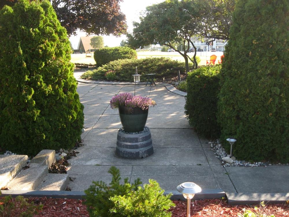 Cedar Hill Lodge photo 35