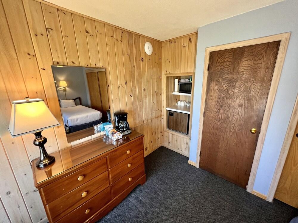 Thomsonite Beach Inn photo 37