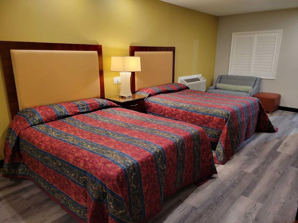 Stadium Inn & Spas photo 7