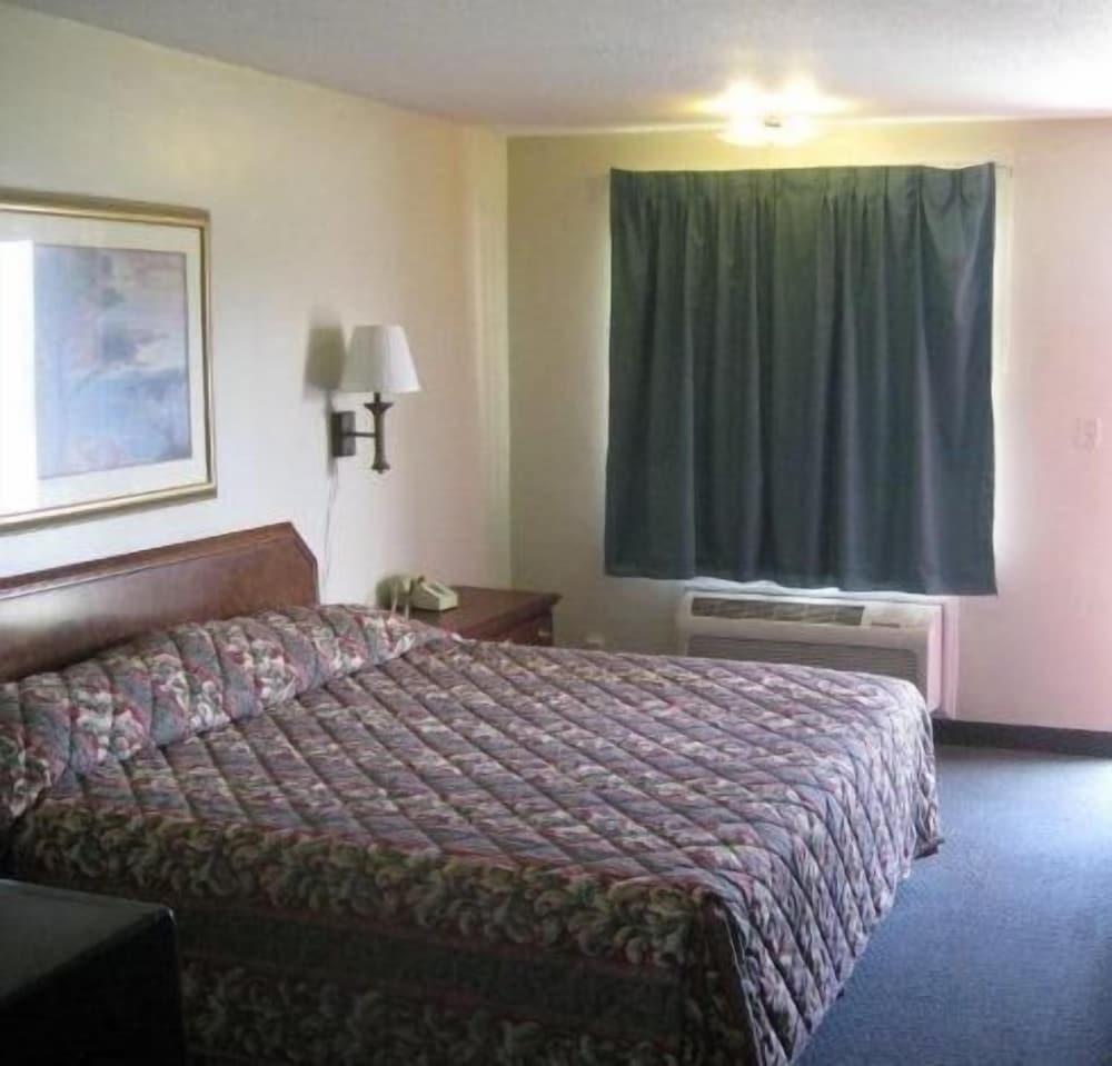 Red Carpet Inn Terre Haute photo 10