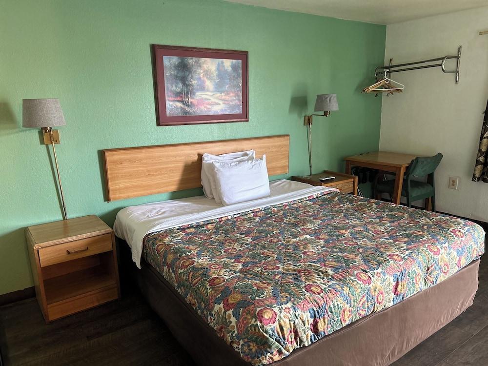 Hillcrest Motel By OYO Aurora IN Near Lawrenceburg photo 6
