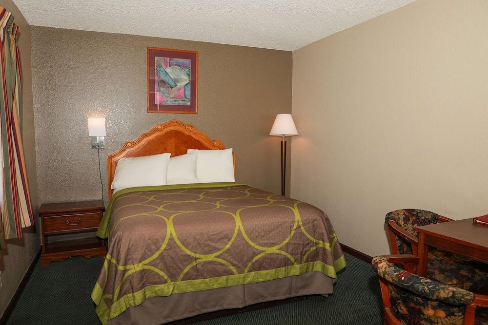 Super 8 by Wyndham Gallup photo 22