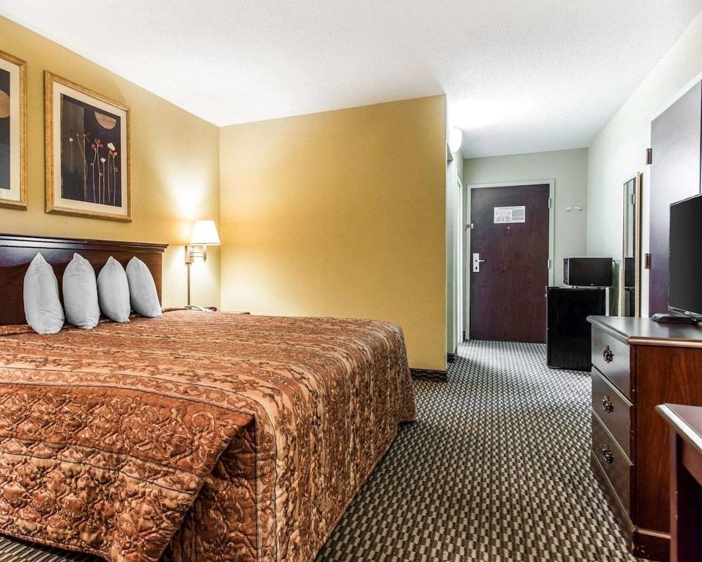 Country Hearth Inn & Suites photo 19