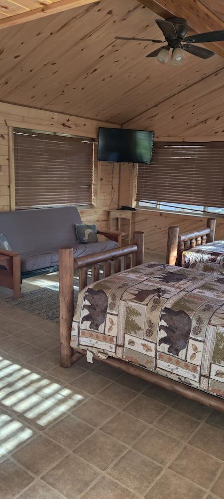 Twin Pines Lodge & Cabins photo 33