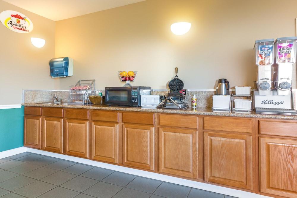 Super 8 by Wyndham Madison/Ridgeland Area photo 27