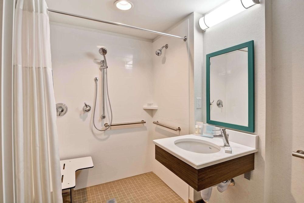 Hampton Inn Memphis-Poplar photo 24