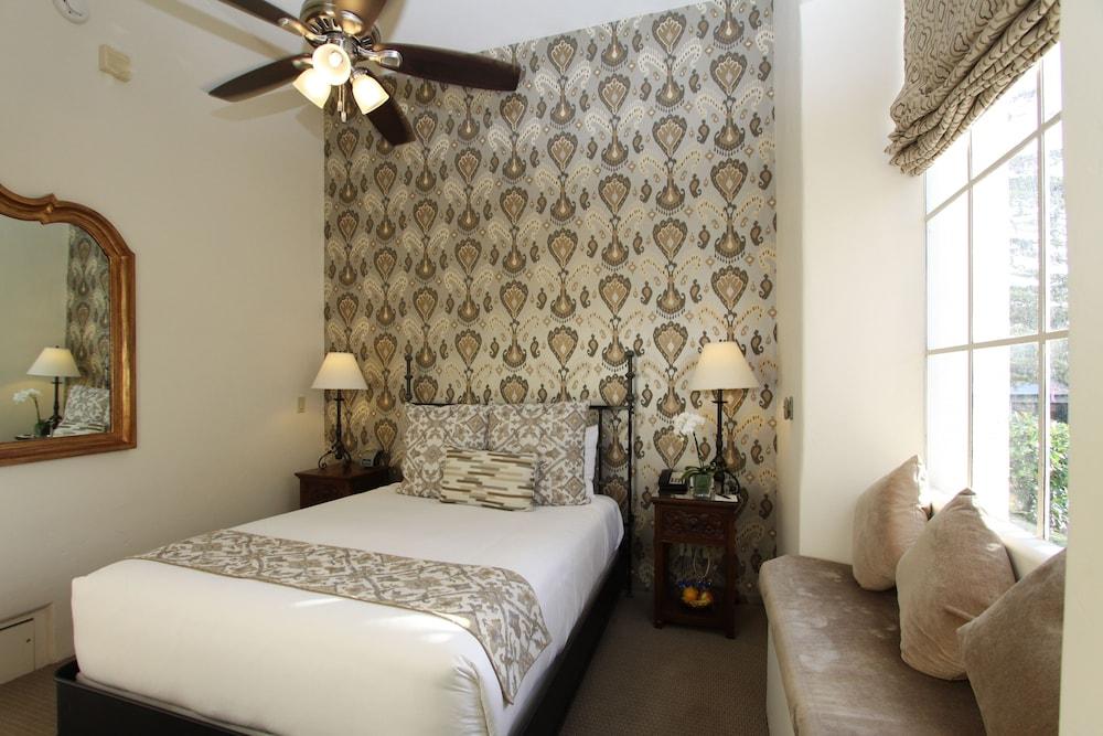 Cypress Inn photo 14