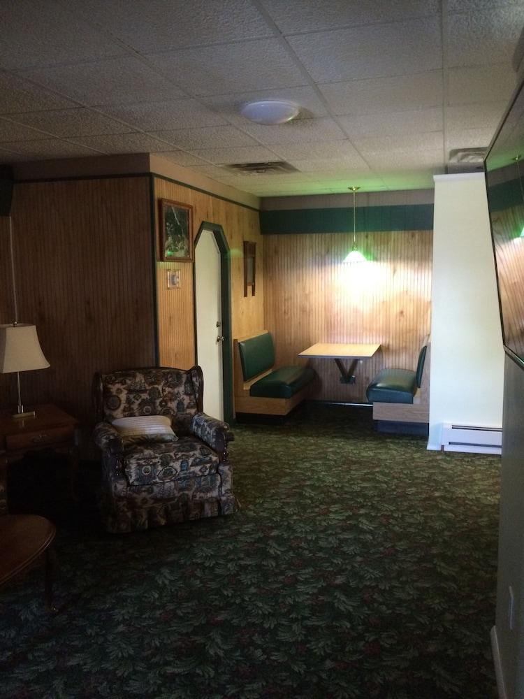 The Evergreen Motel photo 50