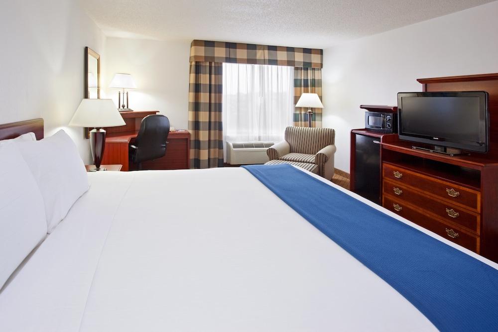 Holiday Inn Express & Suites Alliance by IHG photo 6