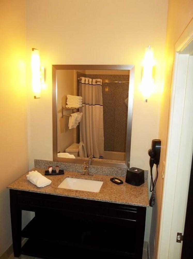 Garner Hotel Victoria - East by IHG photo 9