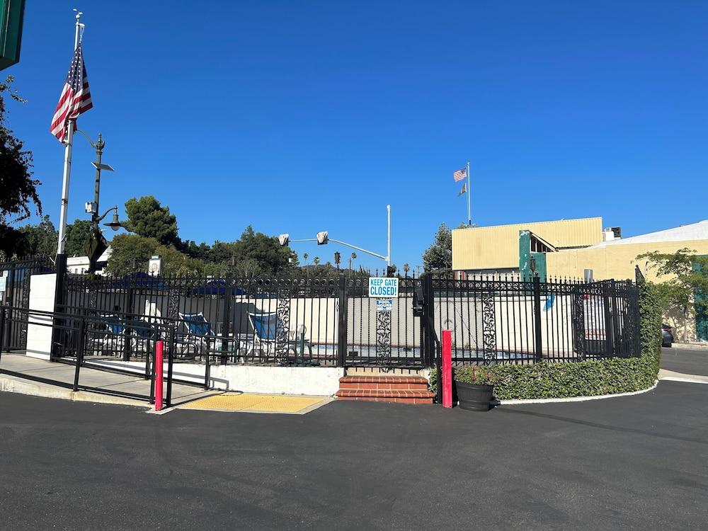 Welcome Inn on Colorado Blvd photo 11