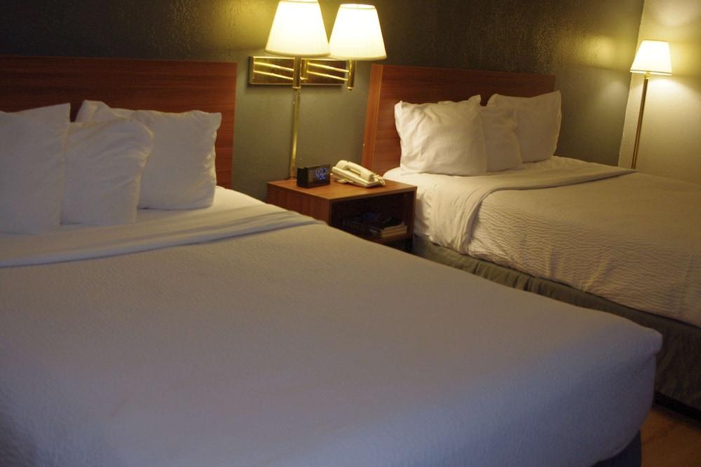 Econo Lodge El Paso, IL photo 13