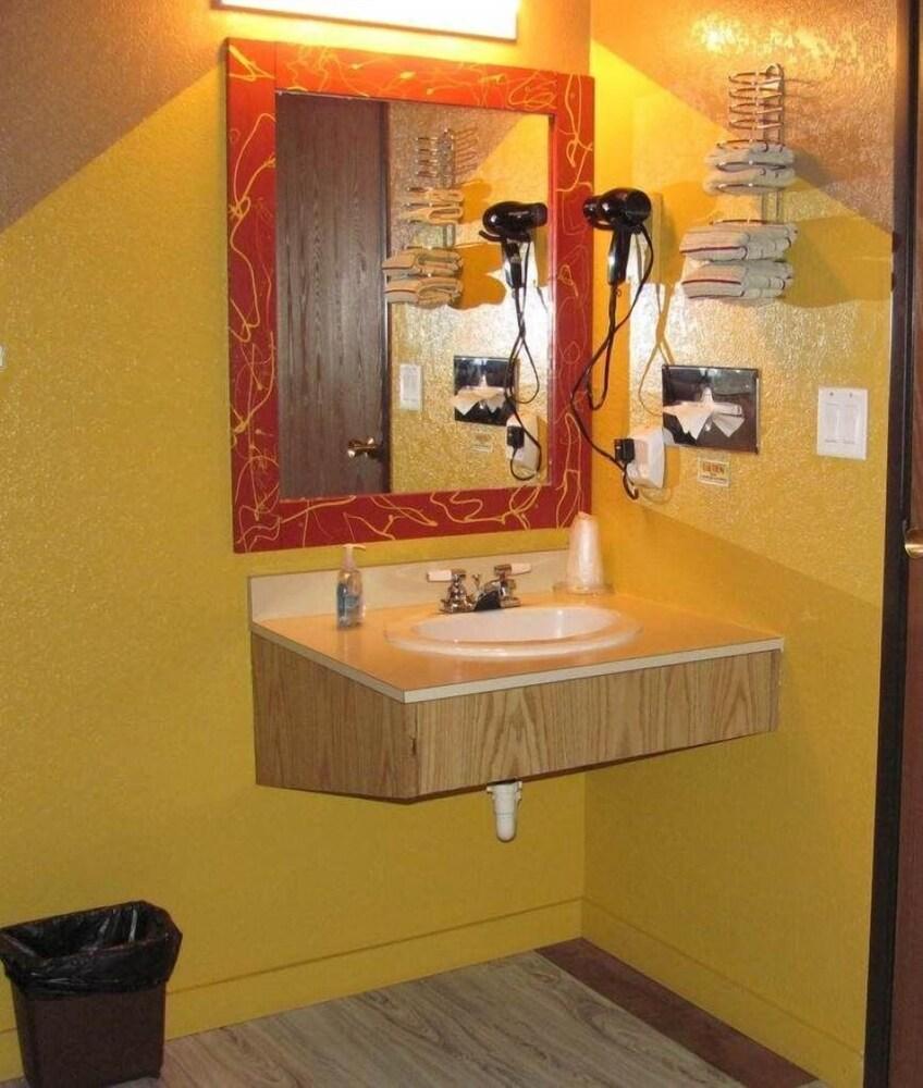 Earth Inn Motel photo 22