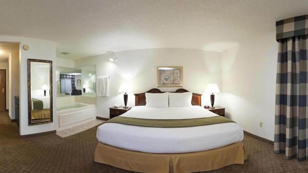 Holiday Inn Express & Suites Alliance by IHG photo 9