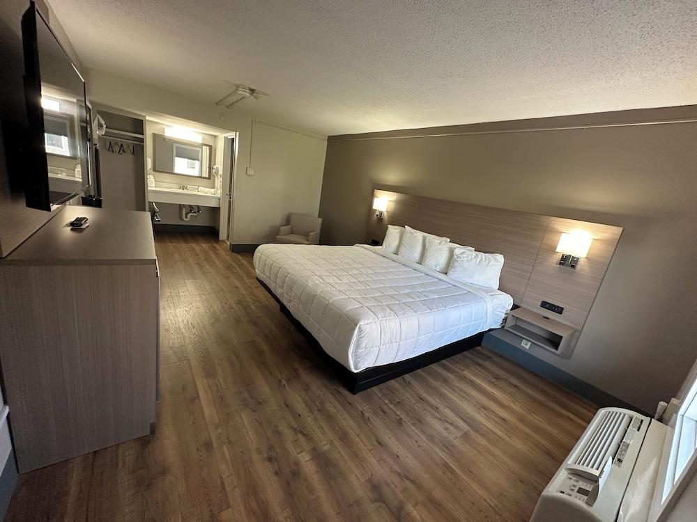 Whaler Inn and Suites photo 9