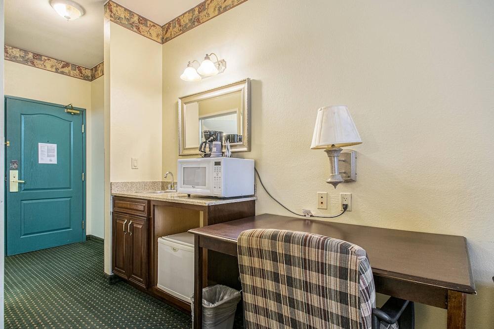 Country Inn & Suites by Radisson, Elkhart North photo 11