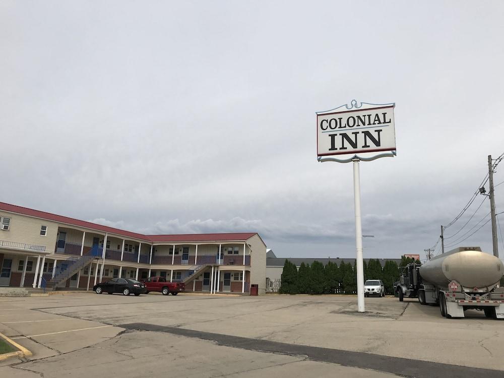 Colonial Inn Dyersville photo 50