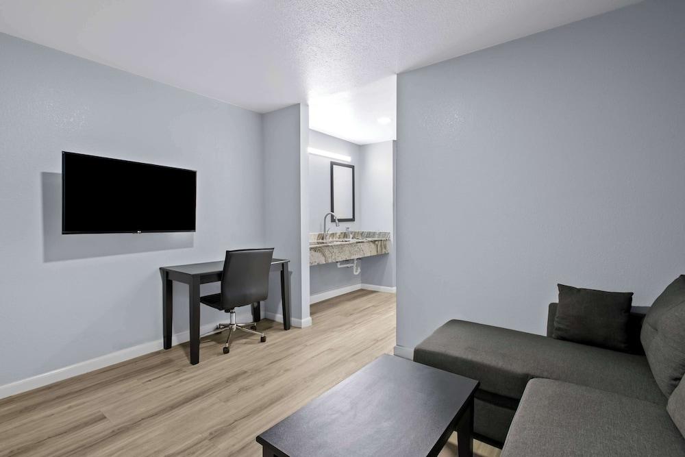Americas Best Value Inn Gonzales photo 9