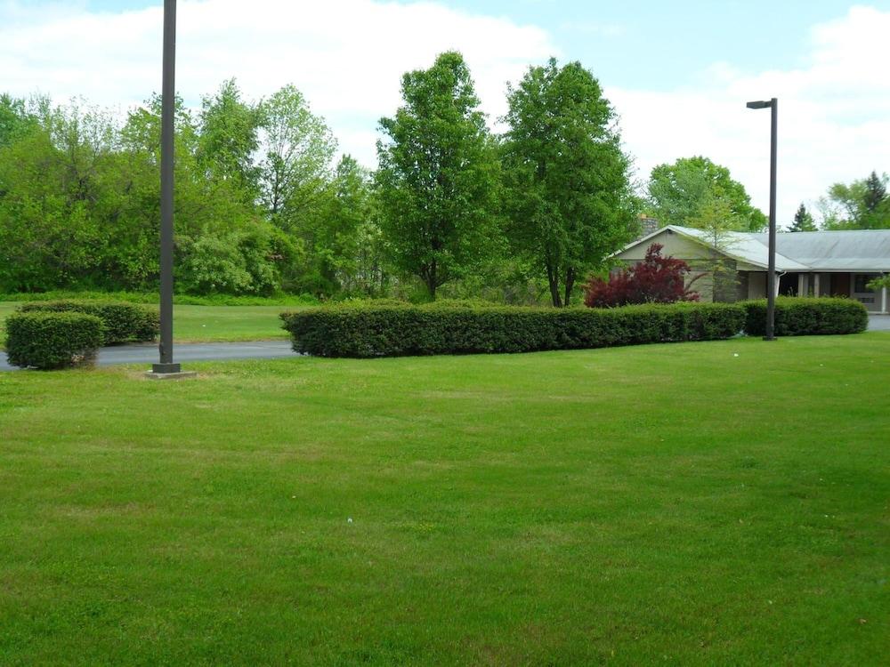 Red Carpet Inn photo 23