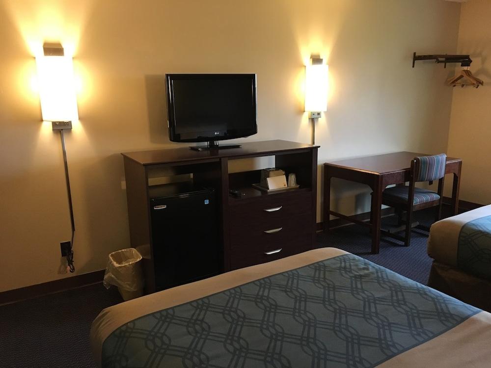 Econo Lodge Darien Lakes photo 6