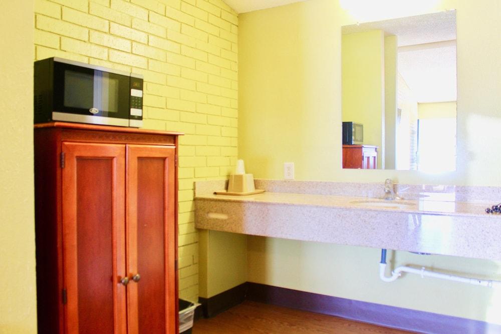 Tropicana Motel photo 12