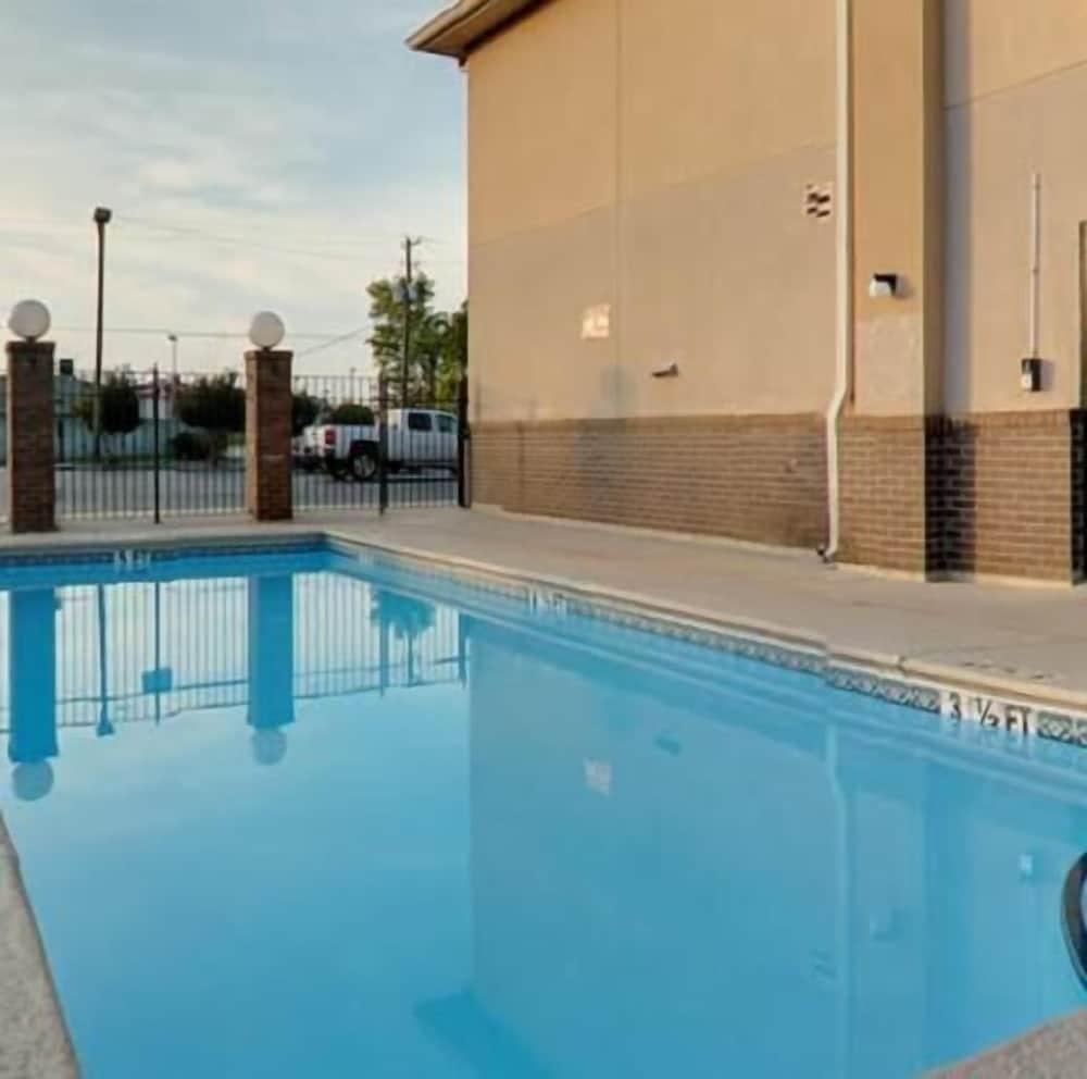 Econo Lodge photo 7