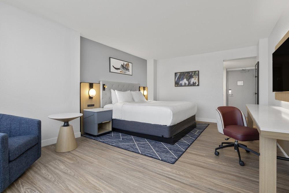 Crowne Plaza Virginia Beach Town Center by IHG photo 5