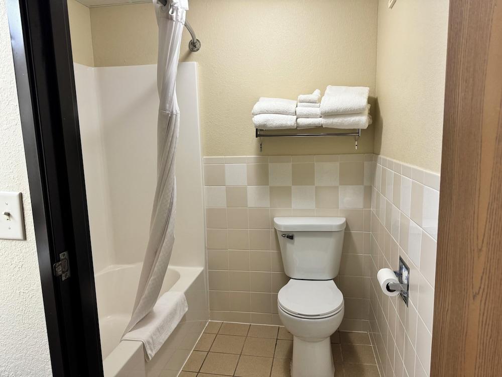 AmericInn by Wyndham Kewanee photo 30