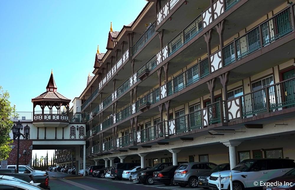 Anaheim Camelot Inn & Suites photo 12