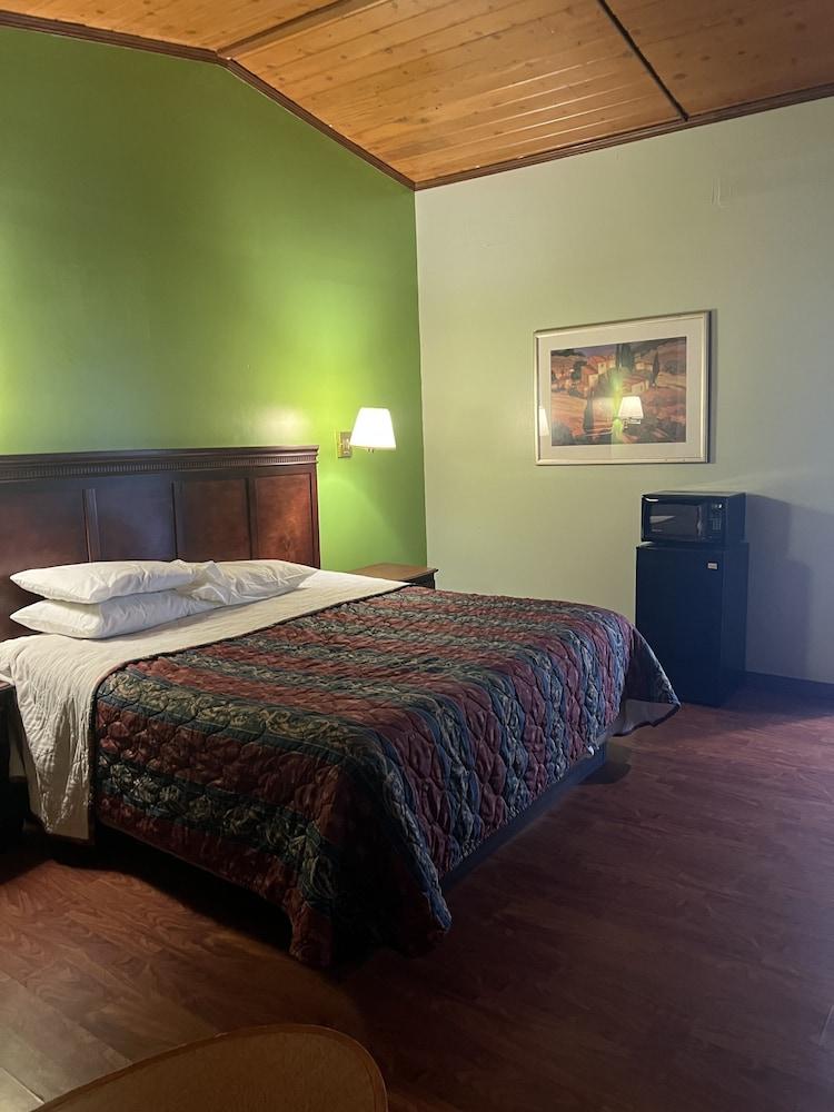 Town & Country Motel photo 9