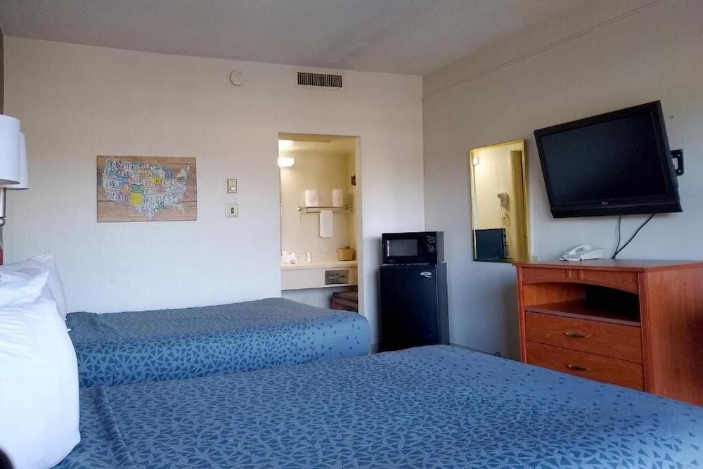 Rodeway Inn photo 12