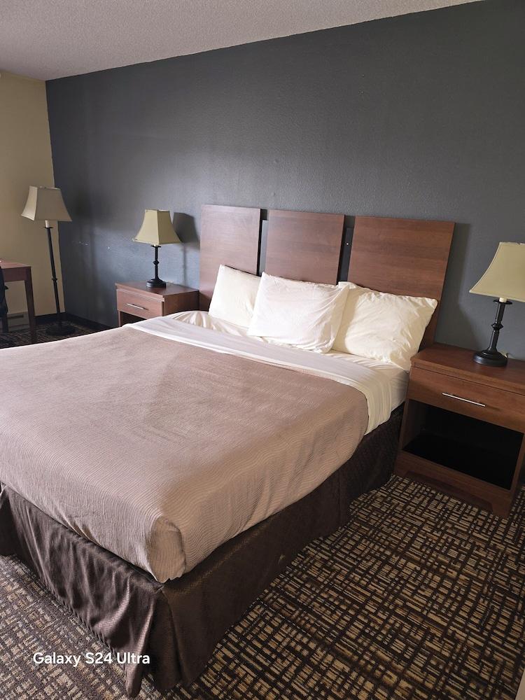 Econo Lodge Eagle Nest photo 46