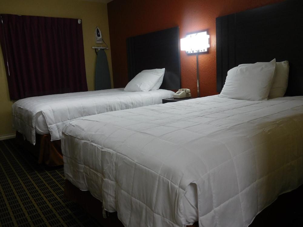 Deluxe Inn Motel photo 21
