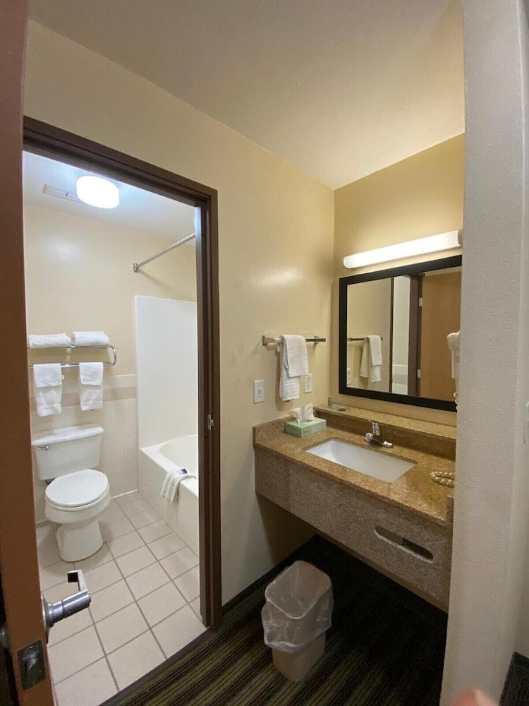 American Inn and Suites photo 2