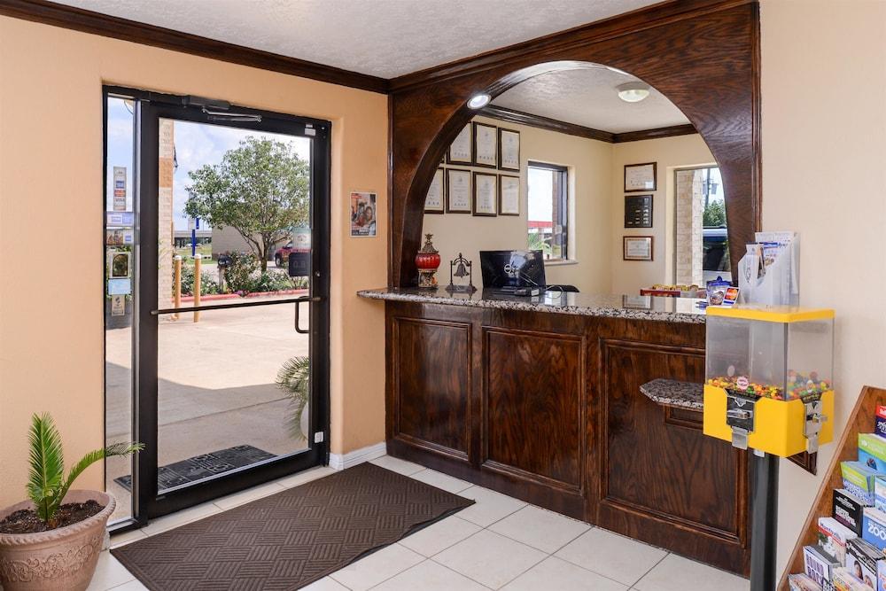 Americas Best Value Inn & Suites Waller Prairie View photo 2