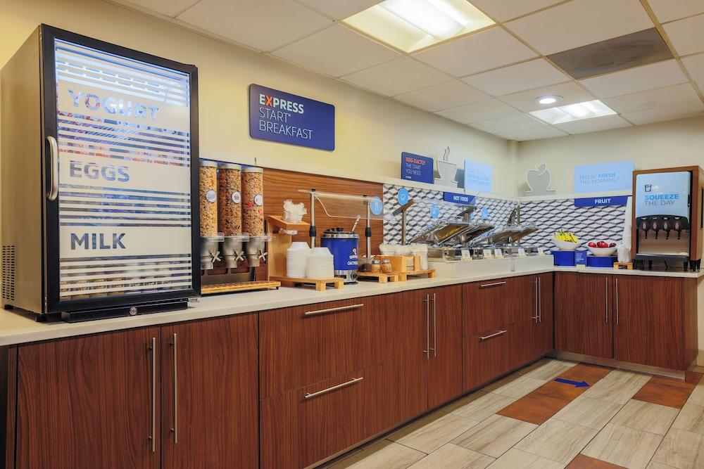 Holiday Inn Express Burlington by IHG photo 54