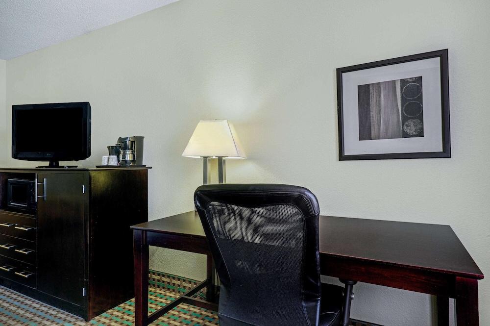 La Quinta Inn by Wyndham Columbia SE / Fort Jackson photo 6