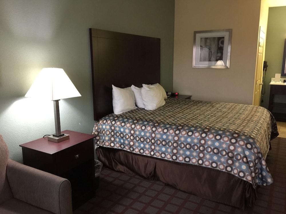 Pearsall Inn & Suites photo 4
