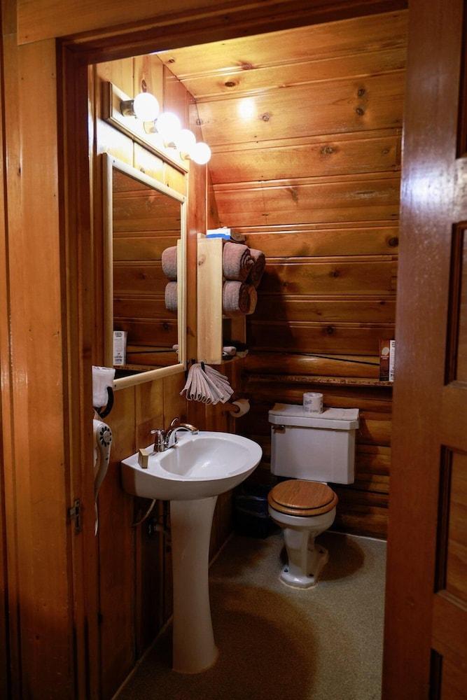 Twin Pines Lodge & Cabins photo 40