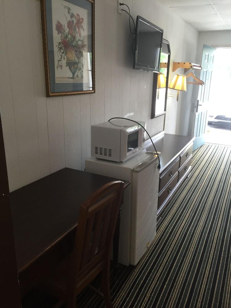 Scottish Inn & Suites photo 17