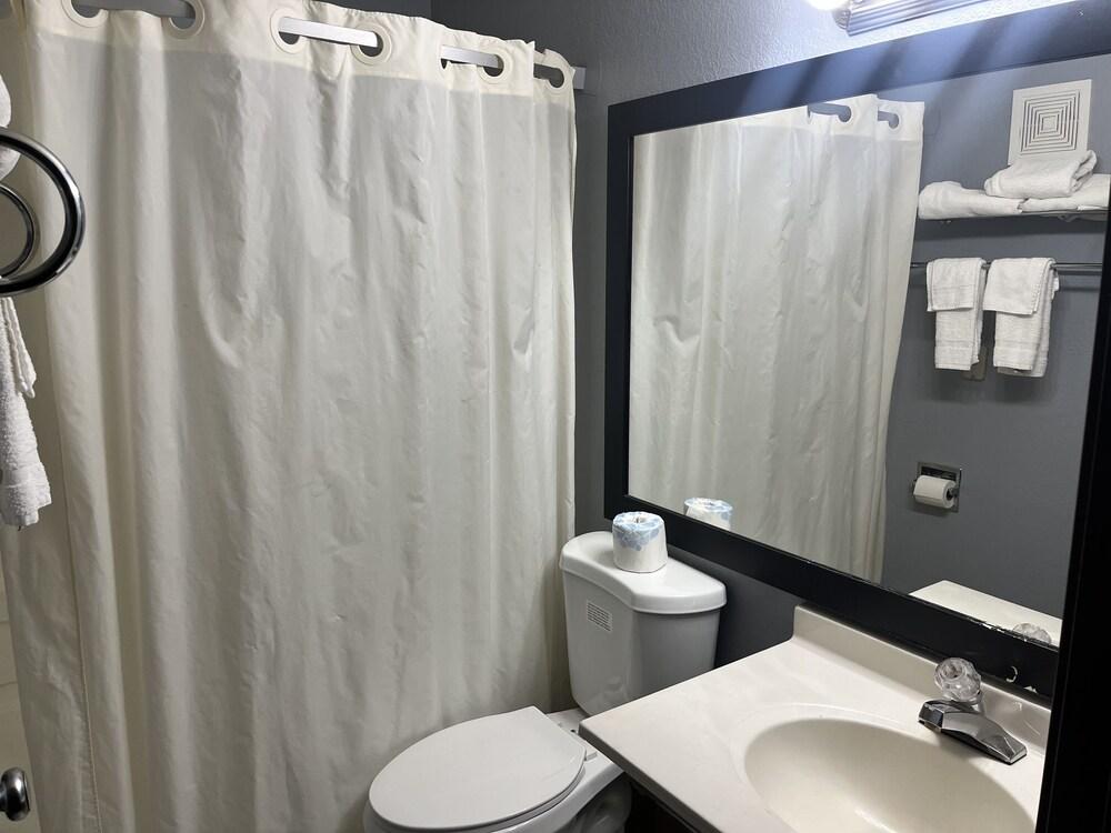 Rodeway Inn Whitehall photo 40