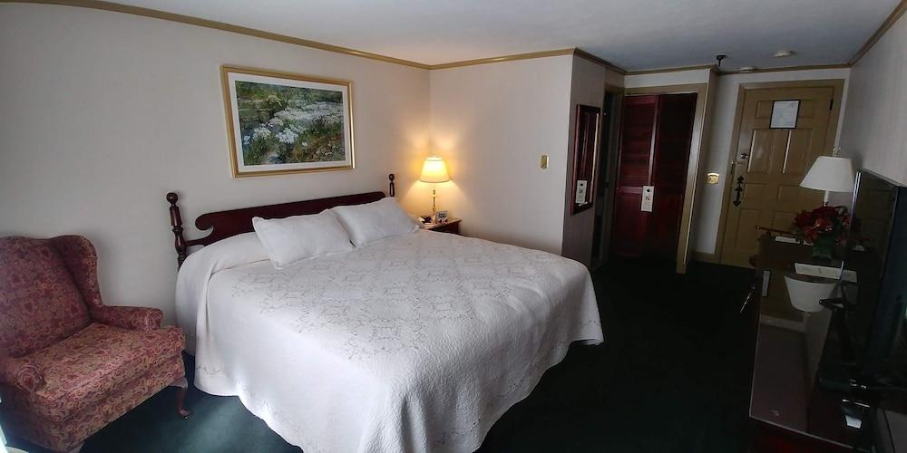 Lamie's Inn and The Old Salt Restaurant photo 49