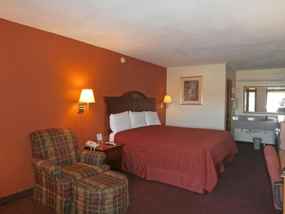 Rodeway Inn photo 6
